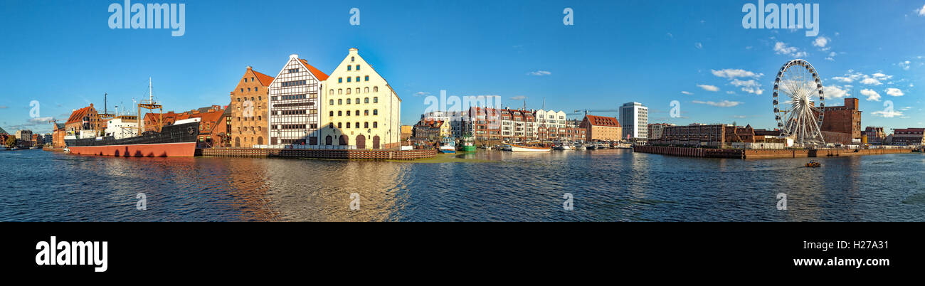 Vista attraverso il fiume Motlawa al panorama di Danzica, Polonia. Foto Stock