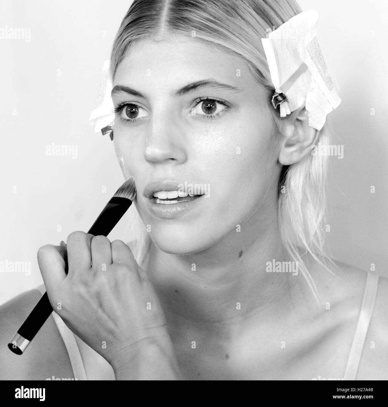 New York, NY - Settembre 09, 2016: Devon Windsor si prepara dietro le quinte per la Tommy Hilfiger Fall 2016 Fashion Show - Parte 2 Foto Stock