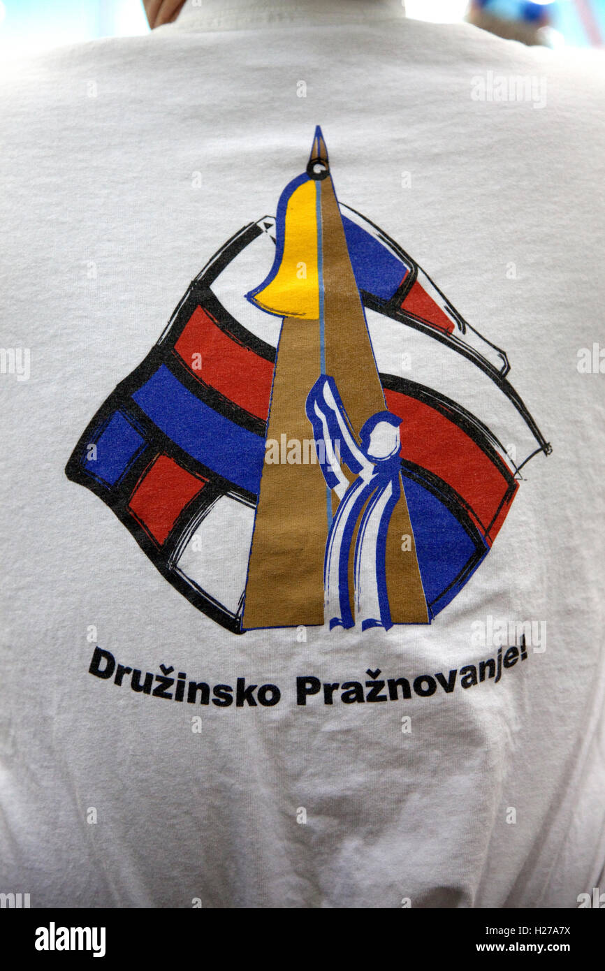 Campana che suona la T-shirt grafica con l'espressione sloveno druzinsko praznovanje o celebrare la famiglia. St Paul Minnesota MN USA Foto Stock