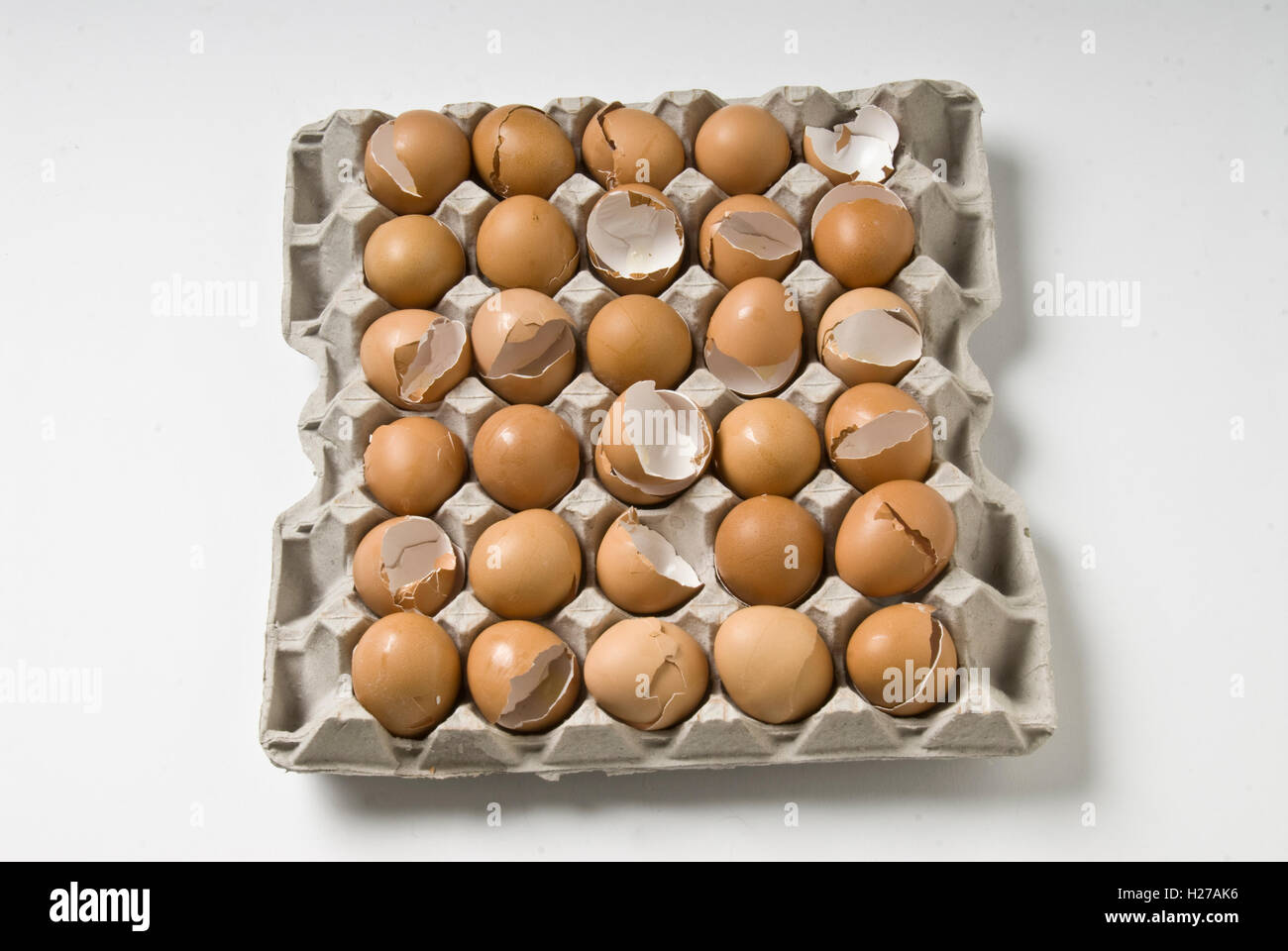 Un vassoio di trenta rotta vuota marrone uova di pollo Foto Stock