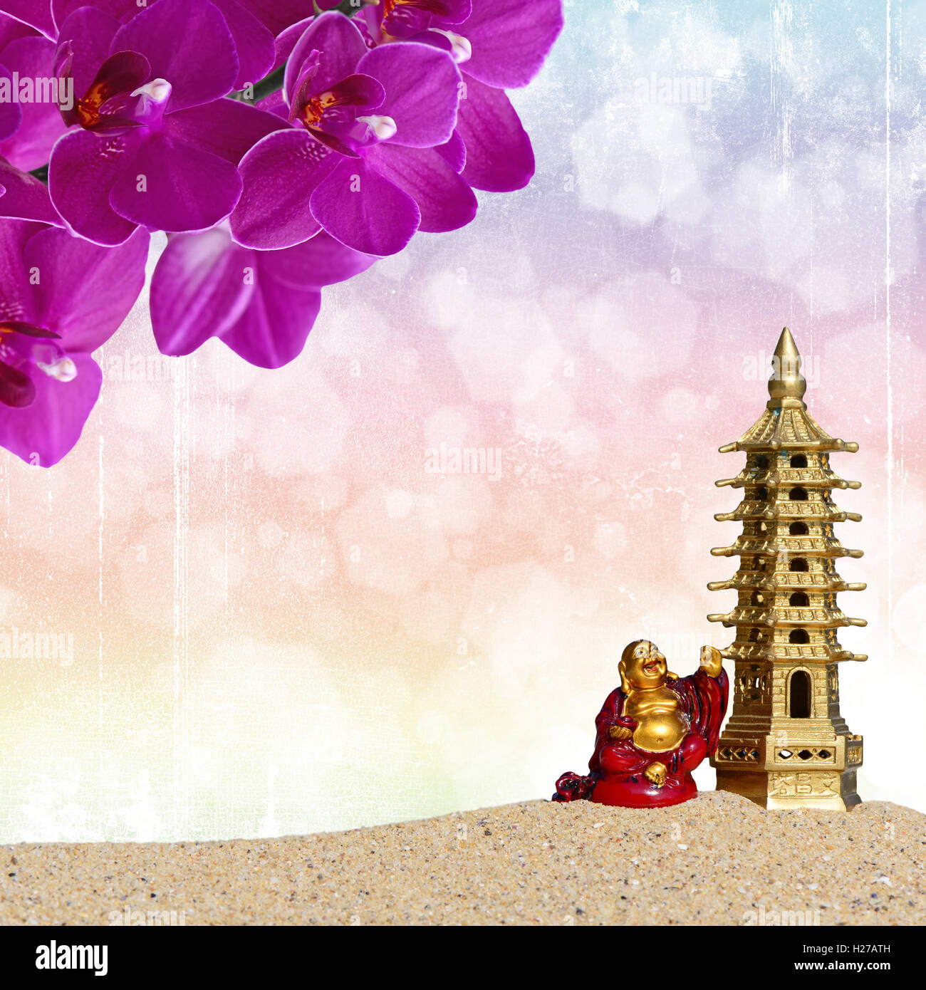 Buddha Sorridente,fiori di orchidea,arowana con moneta si riflette nell'acqua.Il simbolo di ricchezza e di grande fortuna in arredate in stile Feng Shui Foto Stock