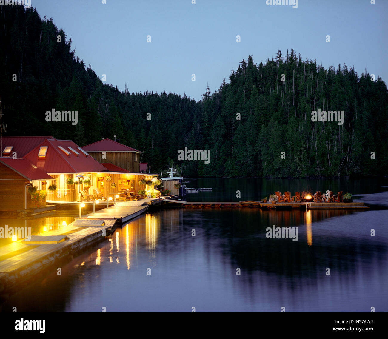 Gli ospiti a Nimmo Bay godetevi un 23.00 tramonto sul molo principale. La British Columbia, Canada. Foto Stock