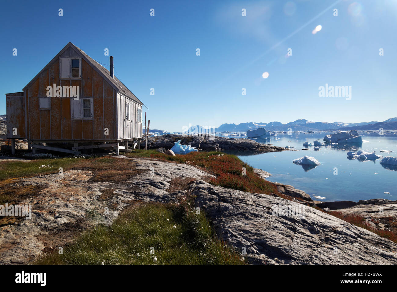 Red House di insediamento di Tiniteqilaaq sul fiordo di Sermilik, est della Groenlandia Foto Stock