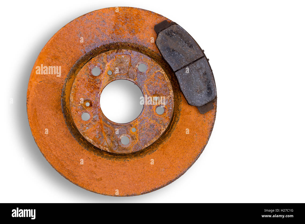 Unico notevolmente corroso rusty red freno rotore e pastiglia usurata o pinza isolata su bianco con spazio di copia Foto Stock