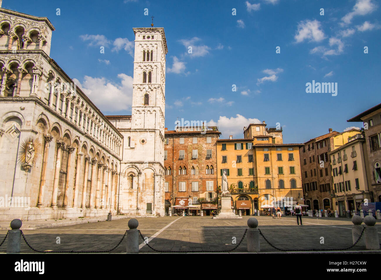 Piazza con (sinistra) di San Michele in Foro, una cattolica romana chiesa basilica, Lucca, Toscana, Italia Foto Stock