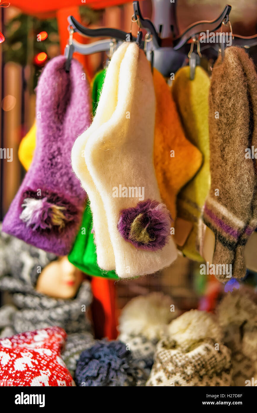 Appendere le calze di lana al mercatino di Natale a Riga, Lettonia. Durante il mercato le persone possono acquistare diversi vestiti caldi, souvenir, merci, dolci, tradizionale cibo e bevande calde. Foto Stock