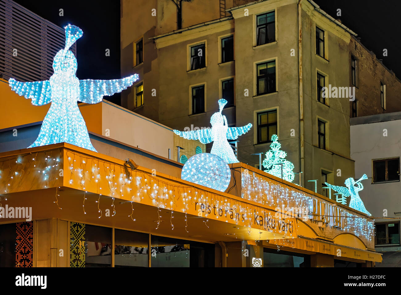Riga, Lettonia - 24 dicembre 2015: Angelo statue sul tetto del ristorante edificio durante la Riga Il Mercatino di Natale a Riga, Lettonia. Foto Stock