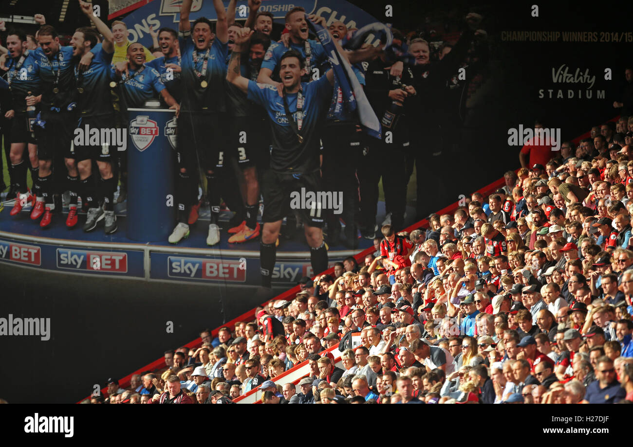 Una vista generale di AFC Bournemouth sostenitori in stand durante il match di Premier League alla vitalità Stadium, Bournemouth. Foto Stock