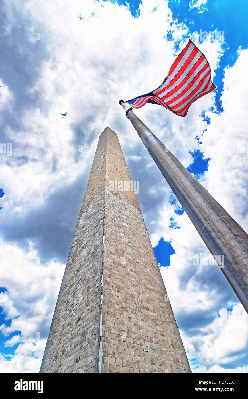 Washington DC, Stati Uniti d'America - 2 Maggio 2015: monumento del primo presidente americano George Washington. La statua si trova a Washington D.C., Stati Uniti. Il monumento è realizzato in granito e marmo Foto Stock