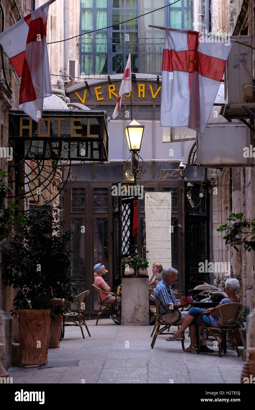 I turisti ubicazione in Versavee ristorante si trova in un piccolo vicolo cortile accanto all' Imperial Hotel vicino alla Porta di Jaffa nella città vecchia di Gerusalemme Est Israele Foto Stock