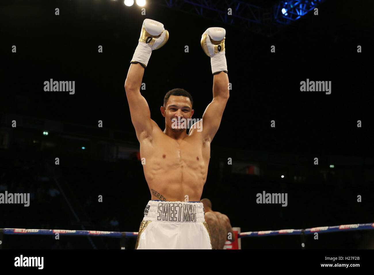 Marcus Morrison batte Matiouze Royer durante il concorso Middleweight a Manchester Arena. Foto Stock