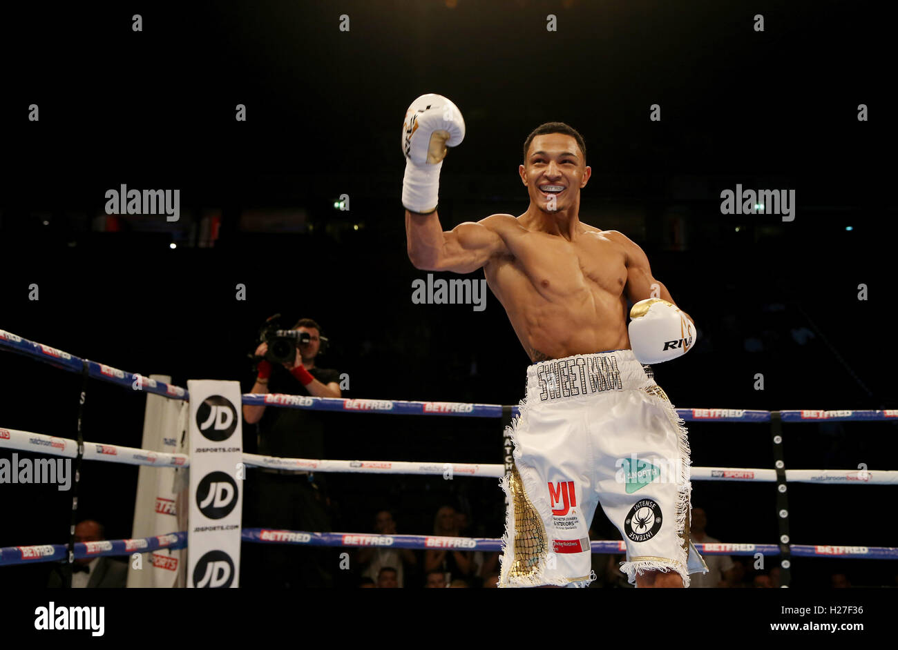 Marcus Morrison batte Matiouze Royer in Middleweight contest at Manchester Arena. Foto Stock