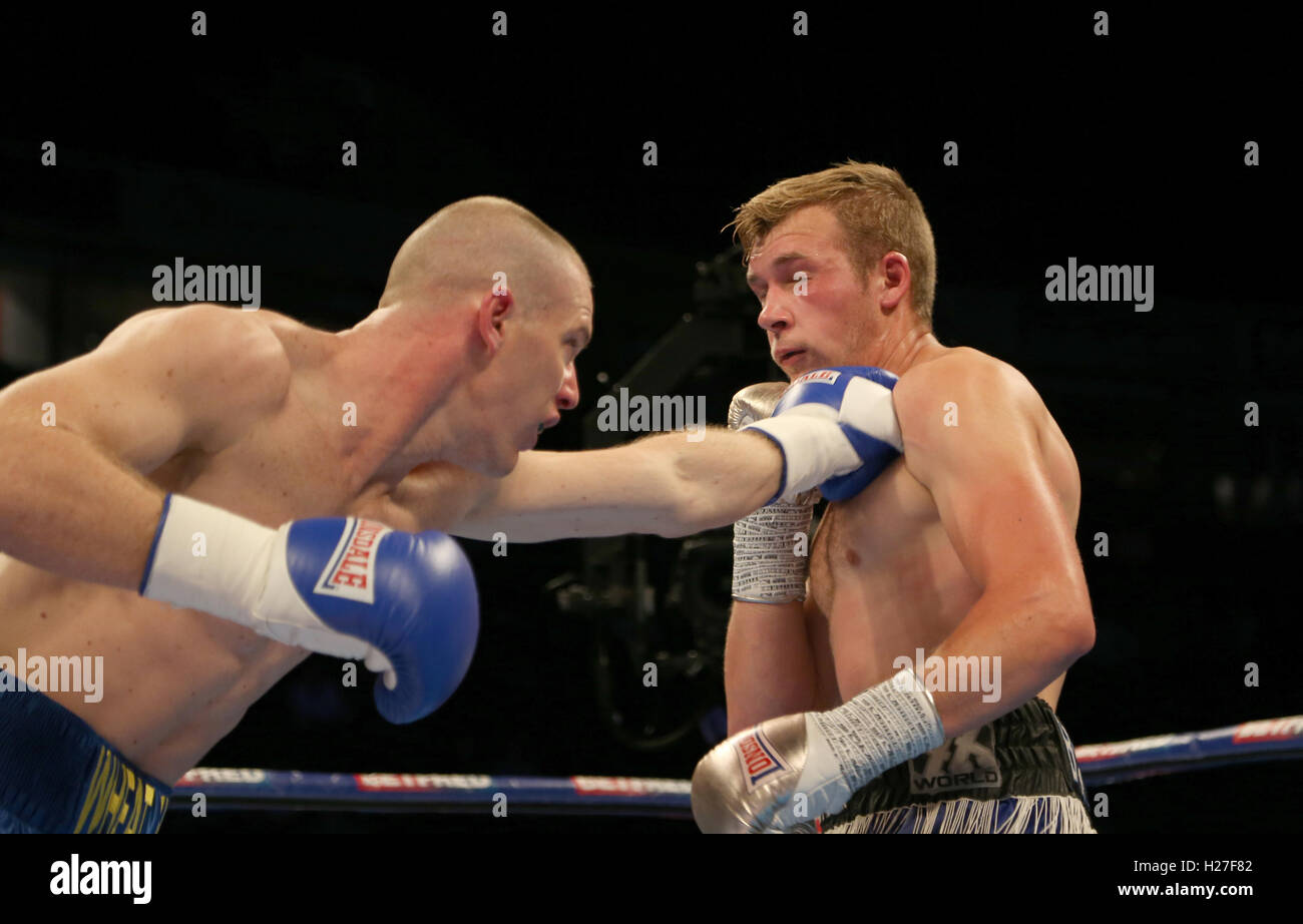 Nathan Wheatley (sinistra) e Dan Blackwell durante il concorso Middleweight a Manchester Arena. Foto Stock