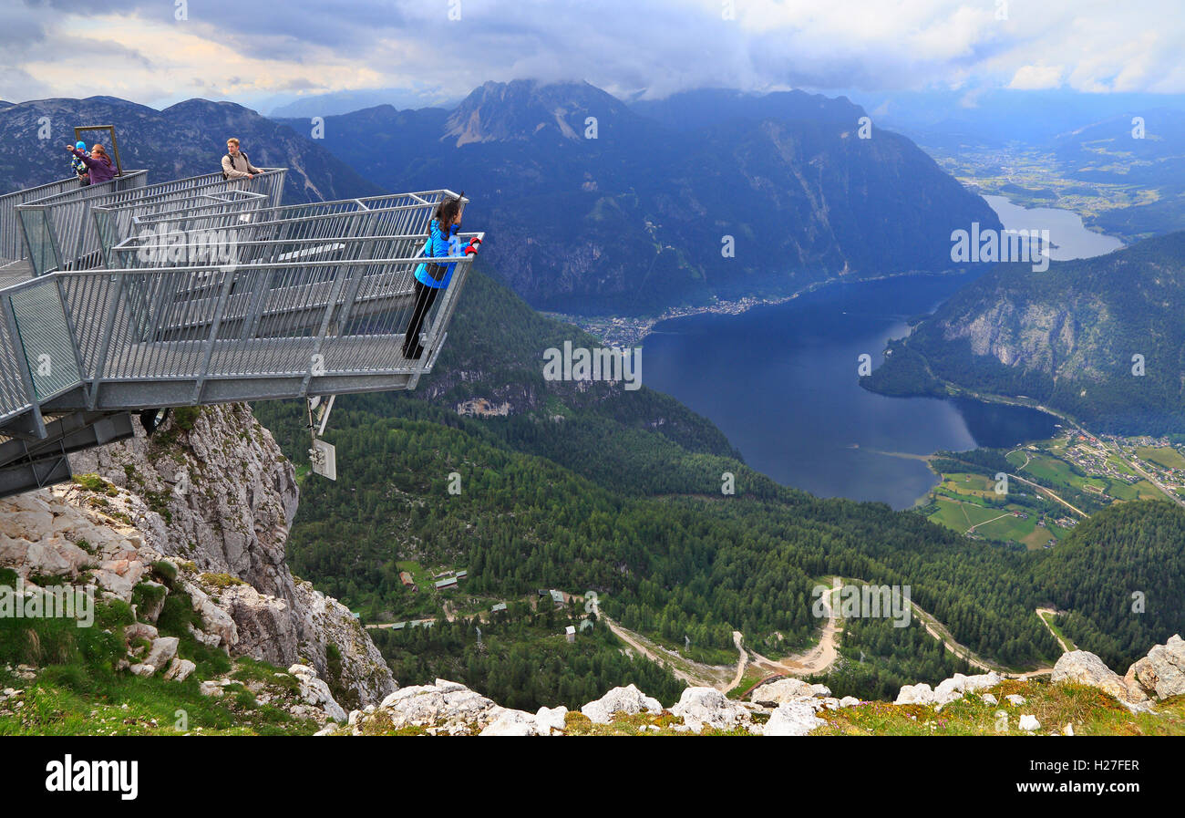 I turisti in una cinque dita più spettacolare piattaforma di visualizzazione nelle Alpi. Costruito su un precipizio di circa 400 m (1200 ft) di profondità. Foto Stock