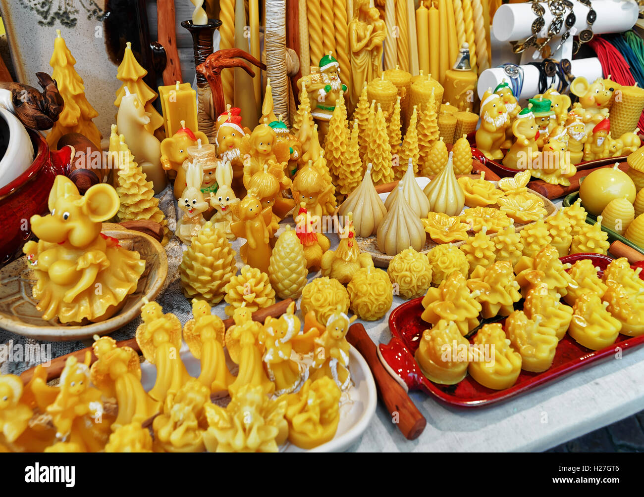 Candele naturali fatte a mano con aroma di miele. Decorazioni per interni  Foto stock - Alamy