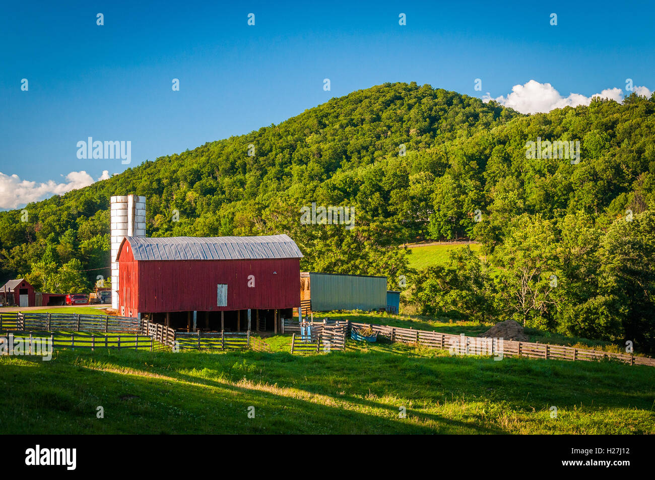 Fienile su un maso di montagna e nelle zone rurali Shenandoah Valley della Virginia. Foto Stock