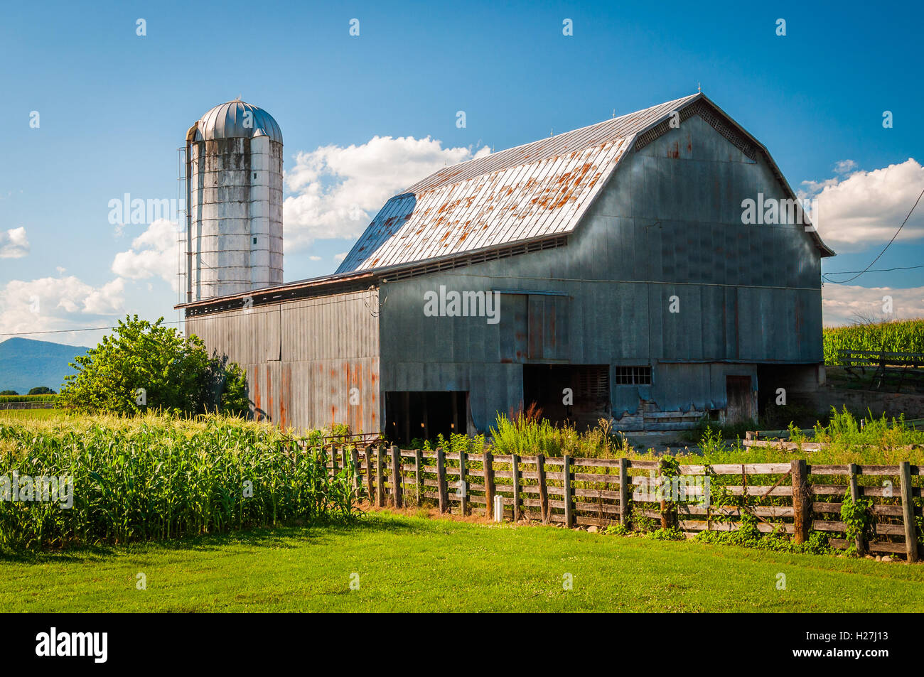 Fienile in una fattoria nel rurale Shenandoah Valley della Virginia. Foto Stock