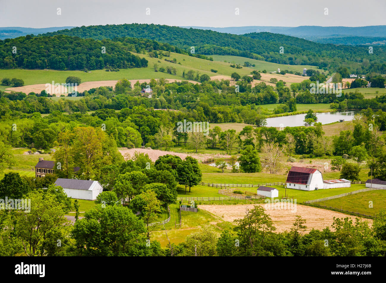Vista di fattorie e colline dai Prati del cielo del parco statale, nel rurale Shenandoah Valley della Virginia. Foto Stock