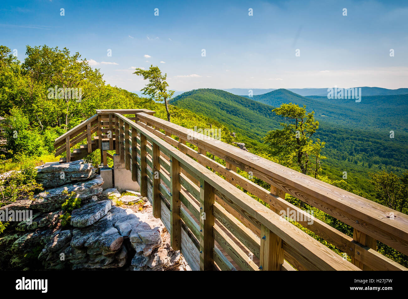 Ponte di legno e vista dei monti Appalachi dal grande Schloss, in George Washington National Forest, Virginia. Foto Stock