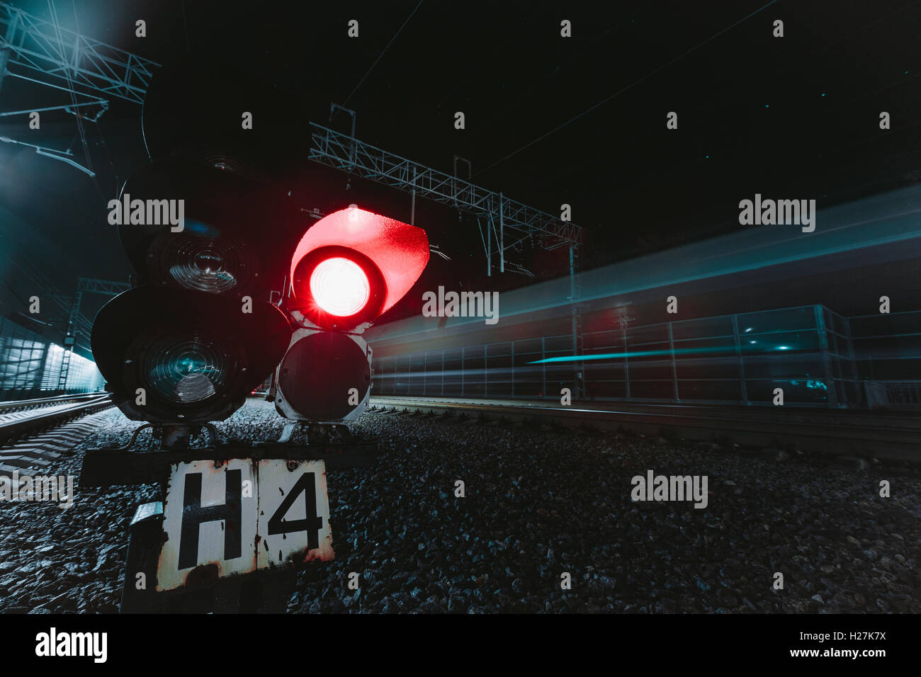 Il semaforo rosso notte ferroviarie Foto Stock