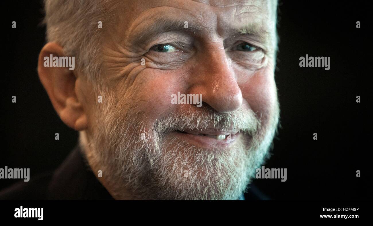 Il leader del lavoro Jeremy Corbyn celebra la sua vittoria dopo l'annuncio del vincitore nel concorso di leadership laburista tra lui e Owen Smith all'ACC Liverpool. Corbyn ha esortato il partito a 'riunirsi' e raggiungere il paese dopo la sua vittoria decisiva. Foto Stock