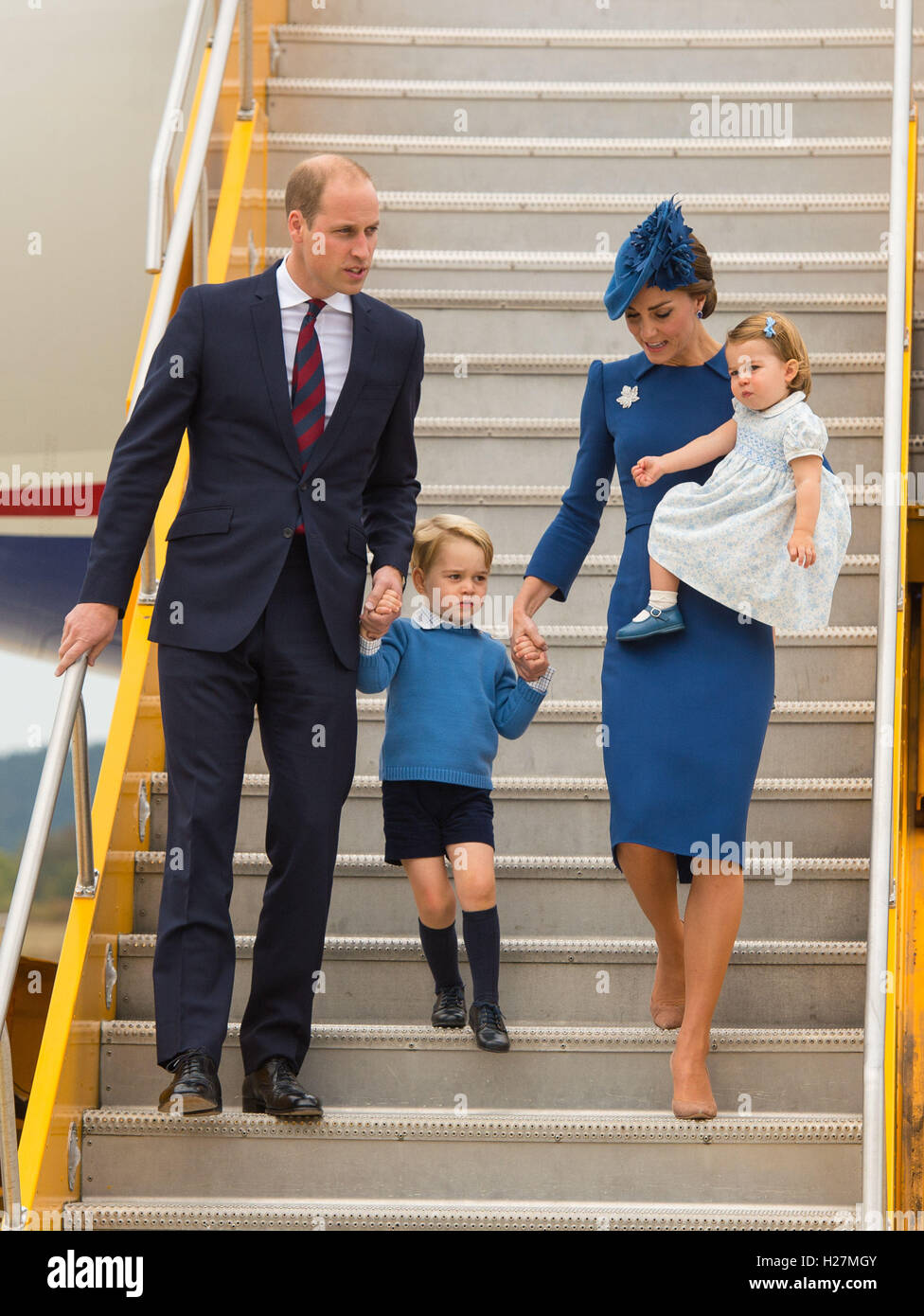 Il Duca e la Duchessa di Cambridge con i loro figli Prince George e la Principessa Charlotte arrivano all'Aeroporto Internazionale di Victoria, Victoria, Canada, il primo giorno del loro tour ufficiale del Canada. Foto Stock