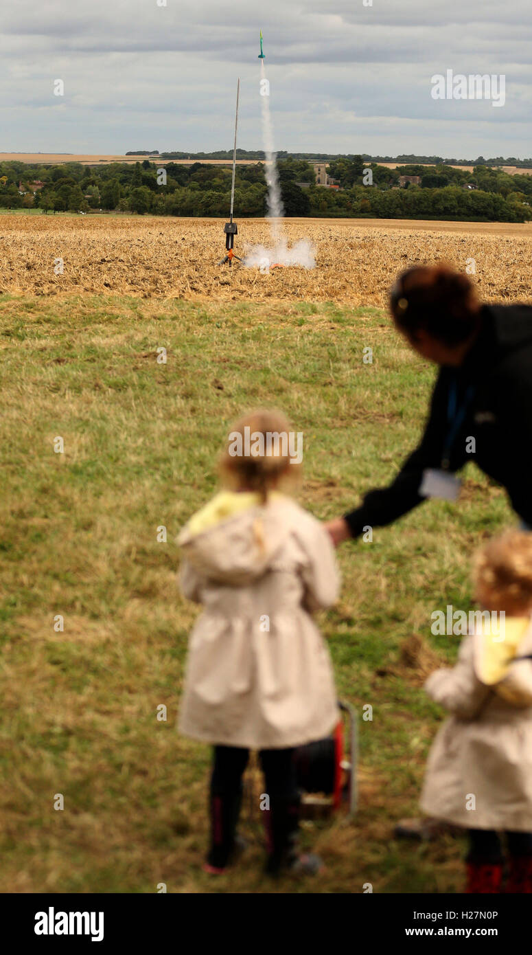 Il rosmarino Kirby-Ayres, 4, lancia il suo Rocket accanto a sua madre Zara, durante un East Anglian Rocketry società incontrano a Elsworth in Cambridgeshire. Foto Stock