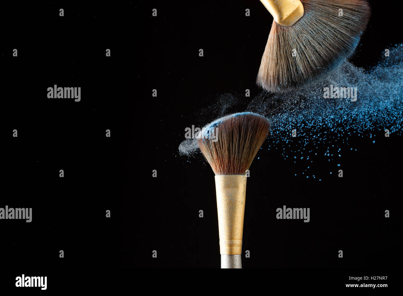 Bella splash dopo il tocco di due spazzole professionali con le particelle di polvere sulla punta Foto Stock