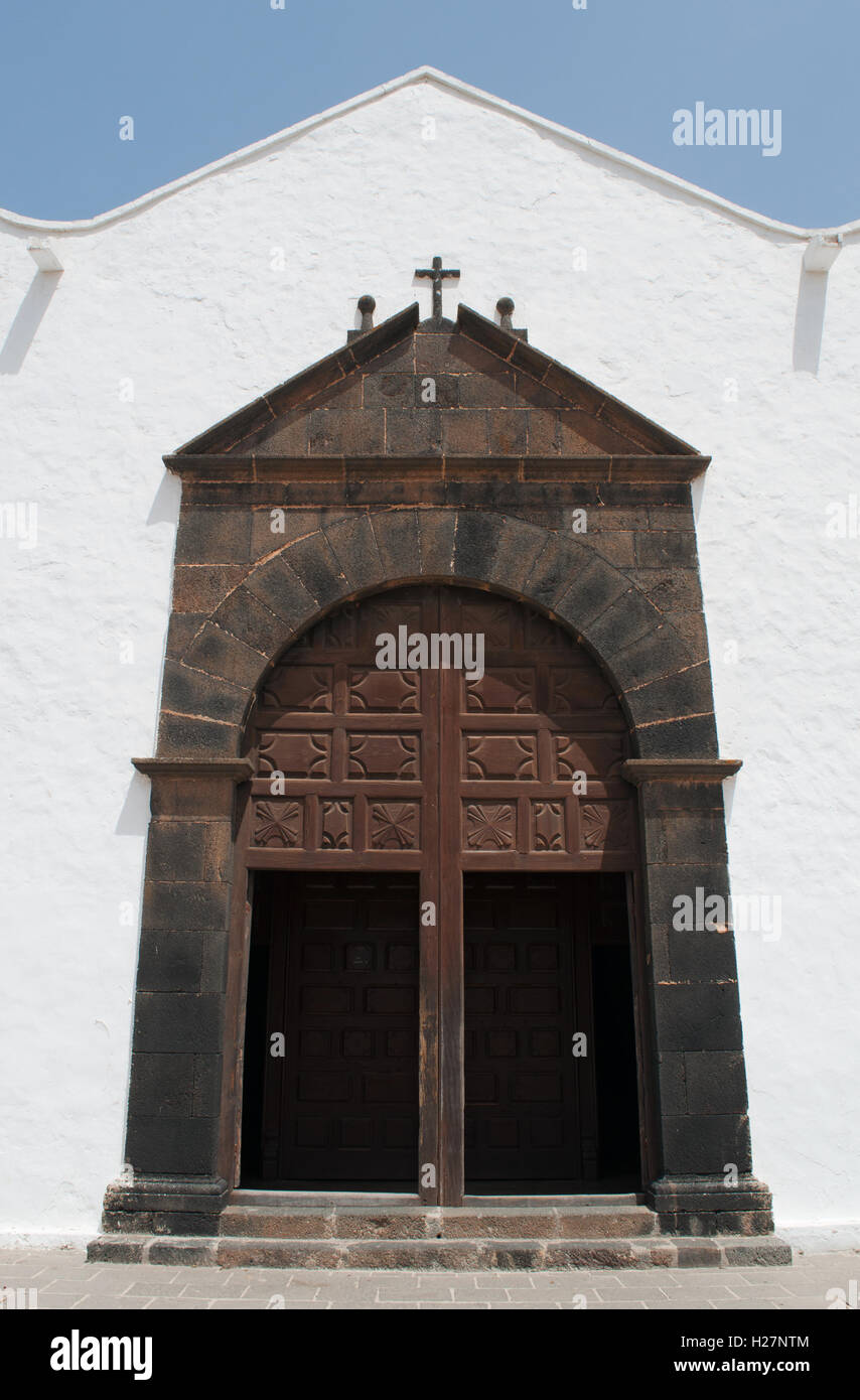 Fuerteventura Isole Canarie, Nord Africa, Spagna: la chiesa di Nostra Signora de La candelabri, costruita intorno al 1711 nel villaggio di La Oliva Foto Stock