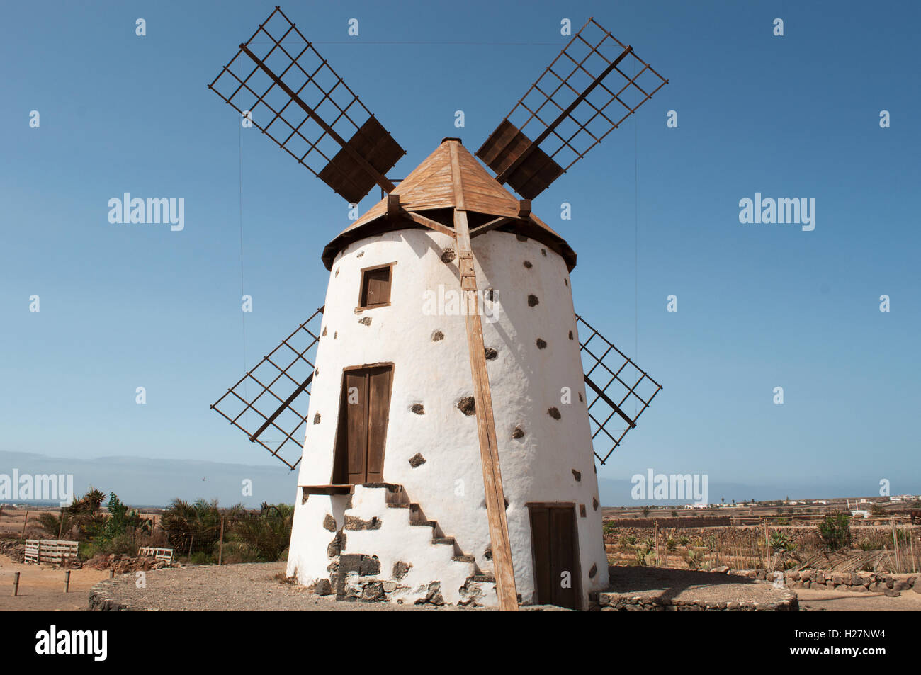 Fuerteventura Isole Canarie, Nord Africa, Spagna: il mulino nel villaggio di El Roque, nel nord-ovest dell'isola vicino a El Cotillo Foto Stock