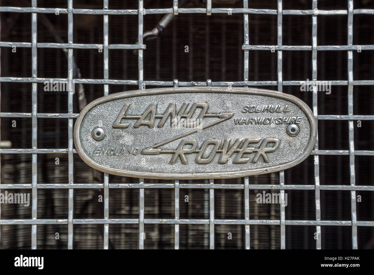 KIEV, UCRAINA - 26 Aprile 2015: Il retrò OldCarFest a Kiev. Logo retrò Land Rover closeup su un radiatore. Foto Stock
