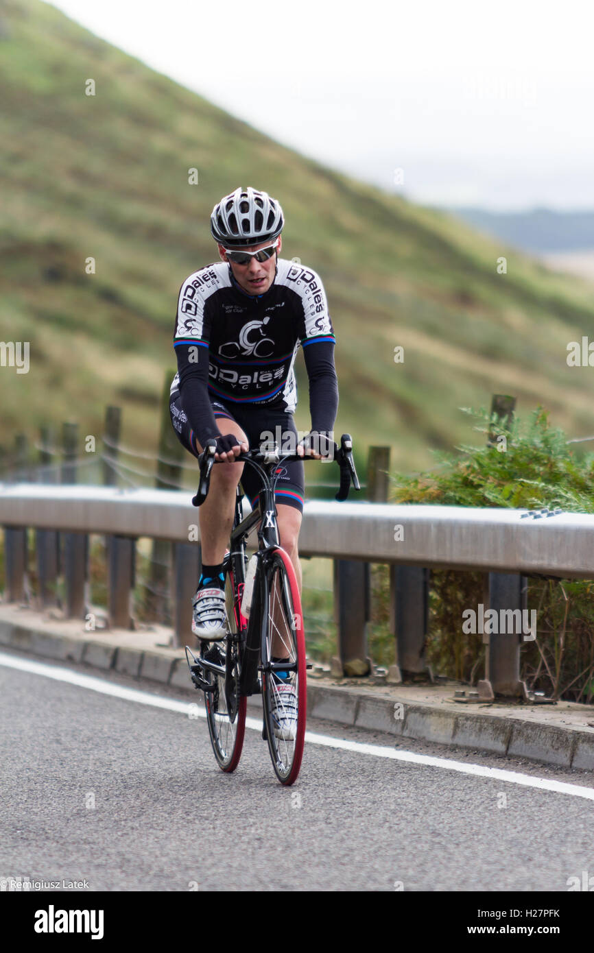 Accelerando professionalmente vestito ciclisti sull'asfalto durante il concorso in Scozia Foto Stock