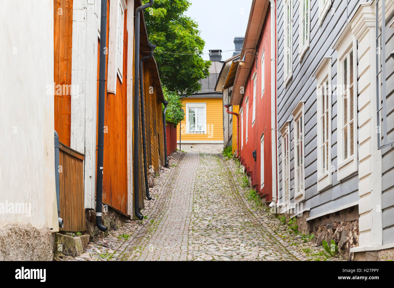 Street view prospettiva con coloratissime case di legno nella città vecchia di Porvoo, Finlandia Foto Stock