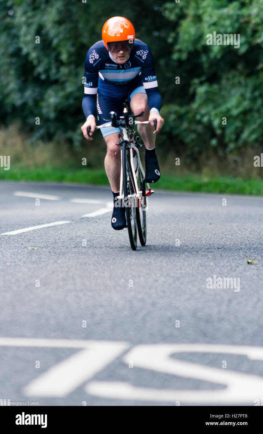 Accelerando professionalmente vestito ciclisti sull'asfalto durante il concorso in Scozia Foto Stock