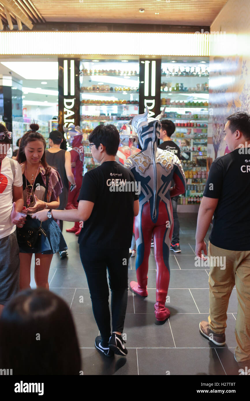 Ultraman incontrare e salutare sessione al Tokyo Street di Pavillion Shopping Mall, a Kuala Lumpur in Malesia. Foto Stock