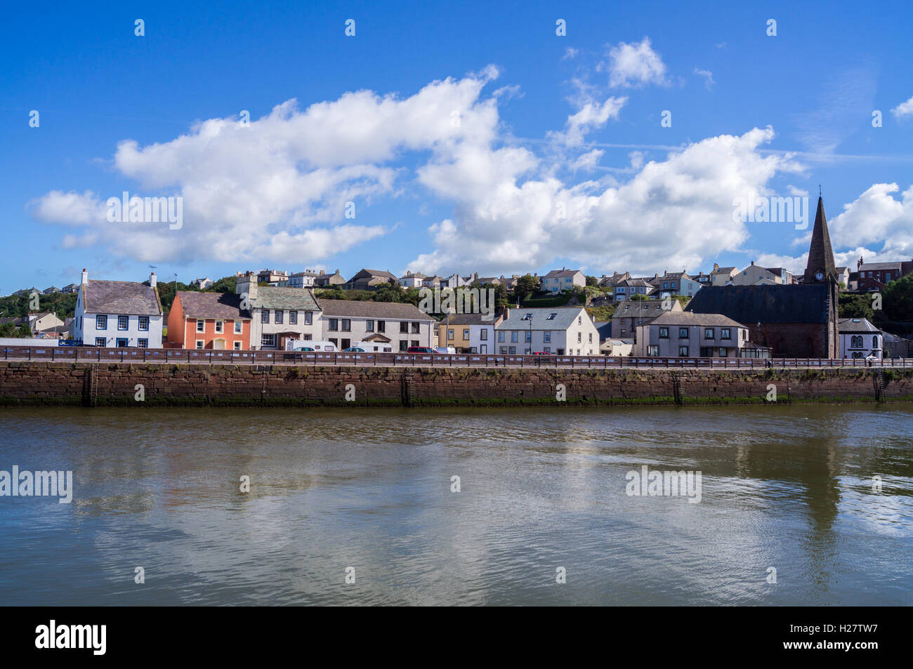 Cristo e la Chiesa Georgiana e Vittoriana case, negozi e ville su North Quay, Maryport, Cumbria, Inghilterra Foto Stock