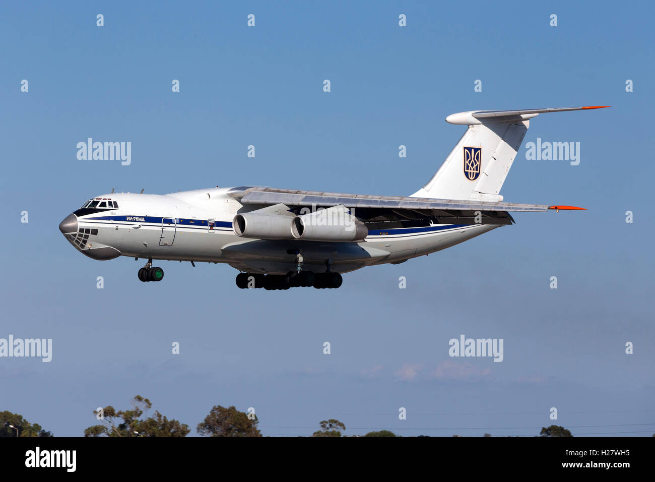 Ukrainian Air Force Ilyushin Il-76MD [78820] Il supporto 2 ucraino Su-27 Flankers pista di atterraggio 31. Foto Stock