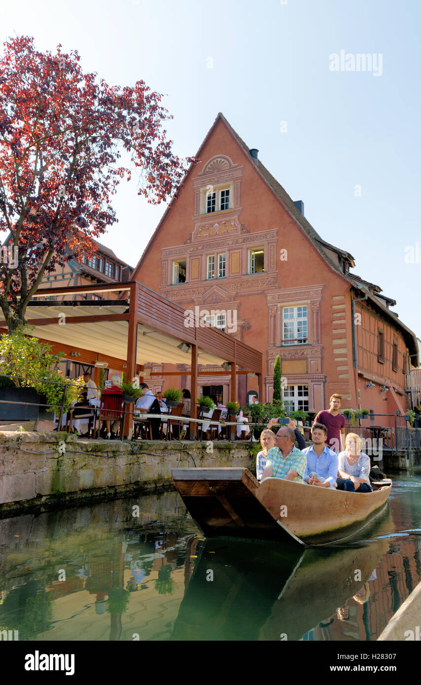 I turisti in una gita in barca a Colmar, Francia in una giornata di sole Foto Stock