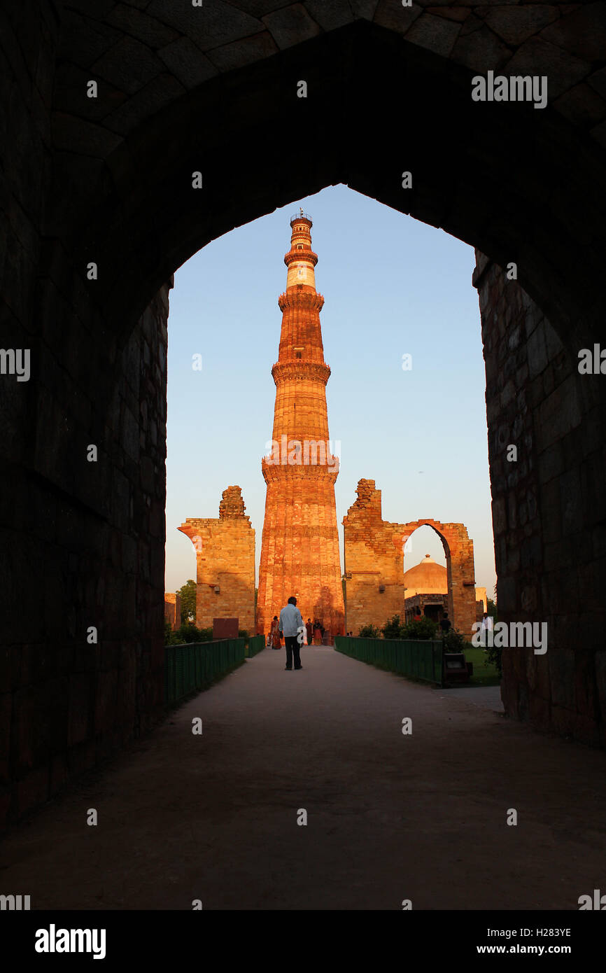 Qutub Minar dalla porta Foto Stock