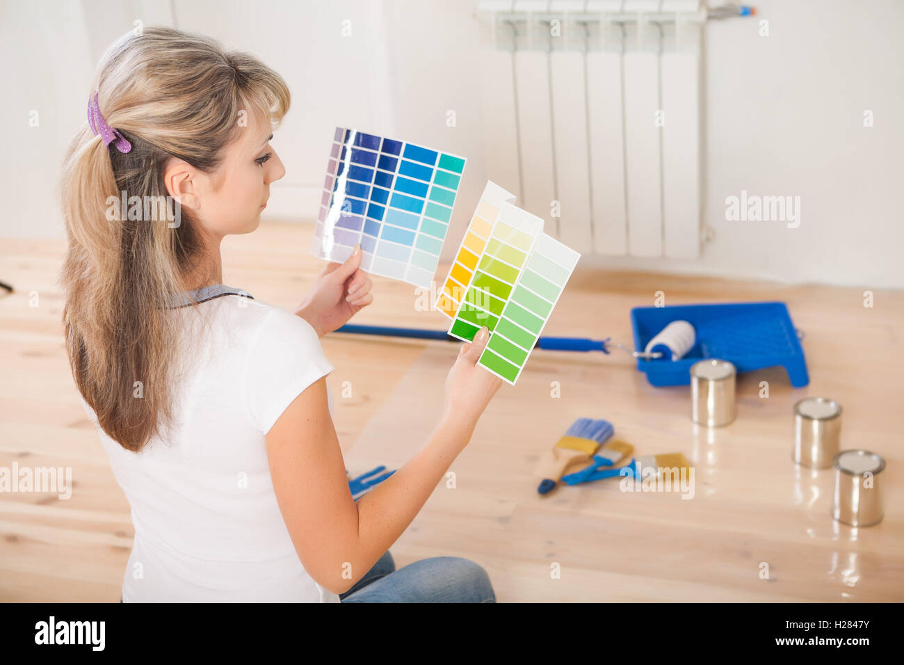 Pittore femmina holding e vedere nella tavolozza dei colori Foto Stock