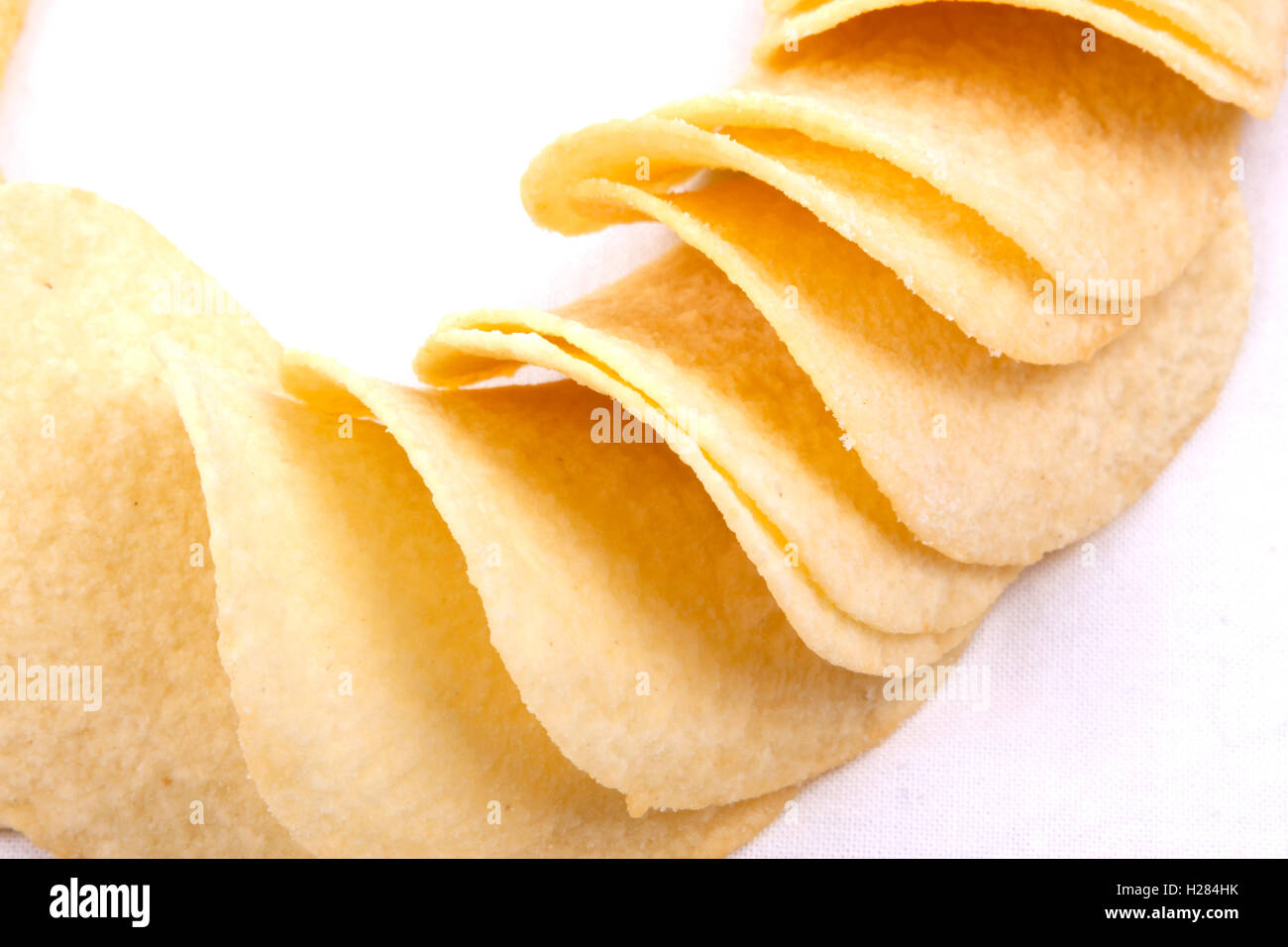 Le patatine (chip) su uno sfondo bianco Foto Stock