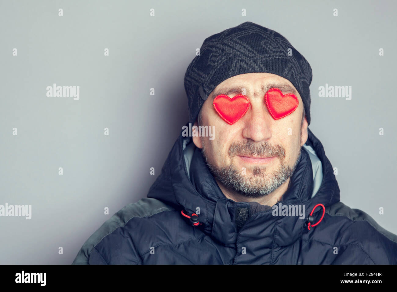 Ritratto di un uomo con il cuore nel suo sguardo Foto Stock