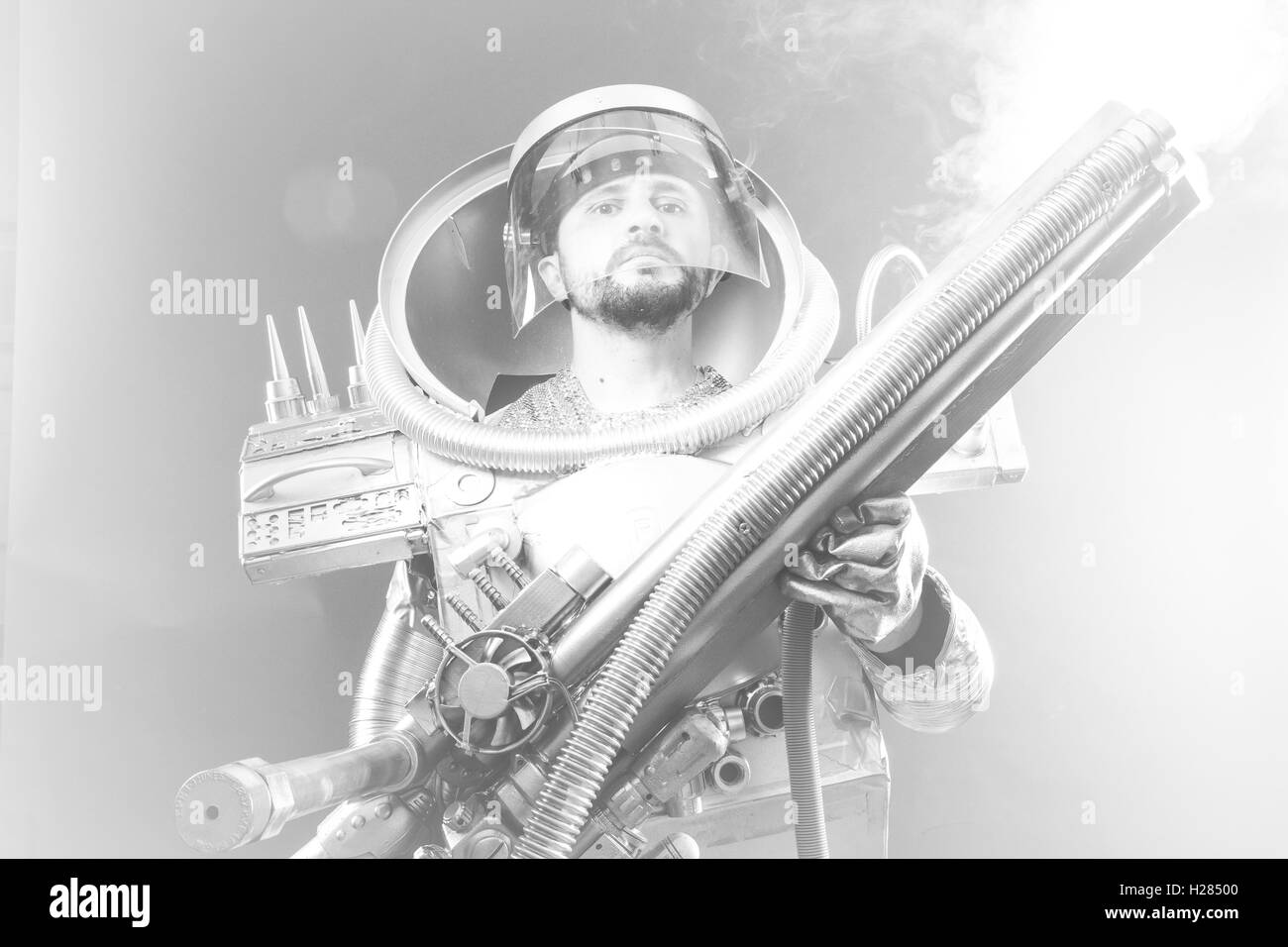 Spazio, Astronauta su uno sfondo nero con un enorme arma. Foto Stock