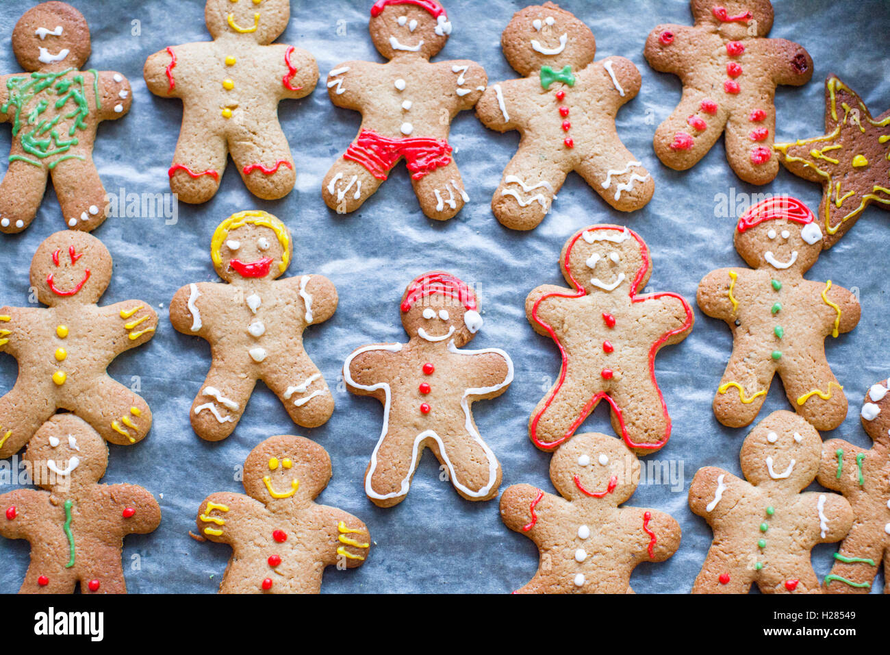 Materie gingerbread gli uomini con lo smalto su una placca da forno Foto Stock