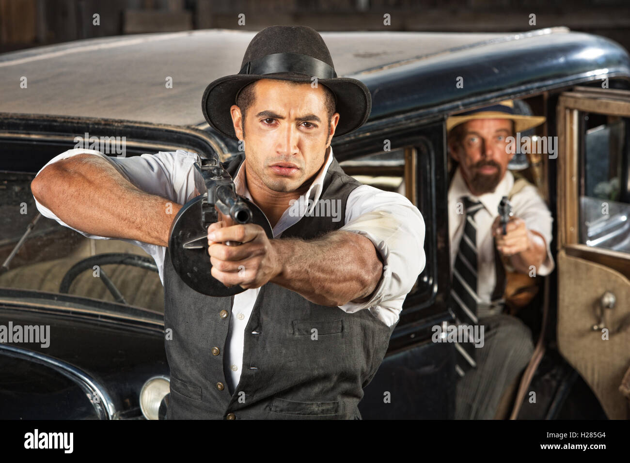Dura 1920s era gangster con armi Foto Stock
