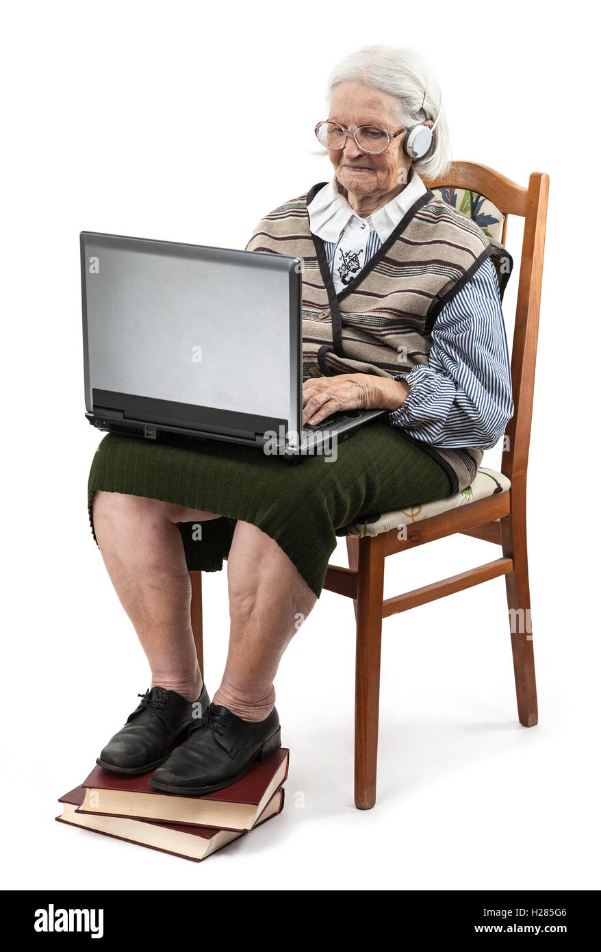 Senior donna utilizzando computer portatile otenza white Foto Stock