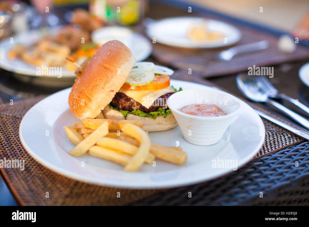 Hamburger e patatine sulla piastra bianca per il pranzo Foto Stock