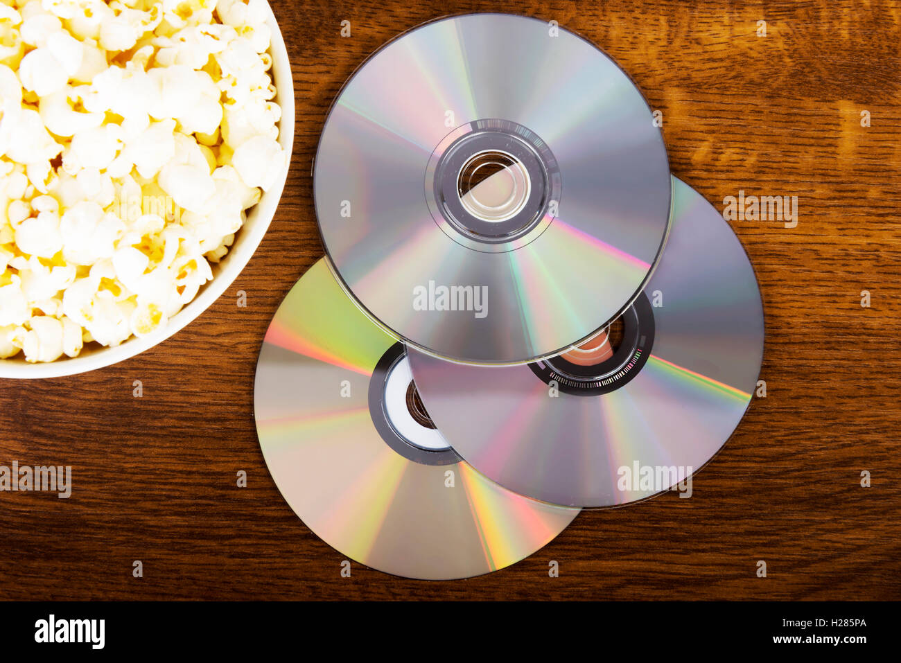 Foto di popcorn in una ciotola e CD. Foto Stock