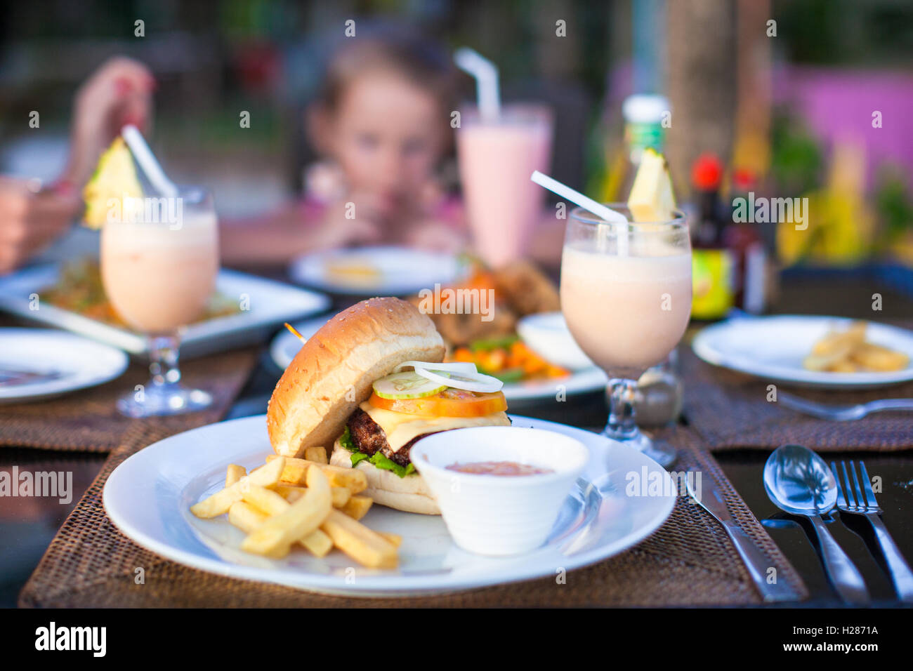 Hamburger e patatine sulla piastra bianca per il pranzo Foto Stock