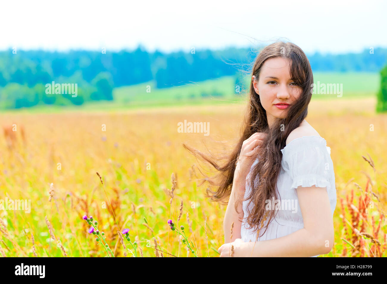 Giovane bella donna con capelli lunghi in bianco e a colori Foto Stock